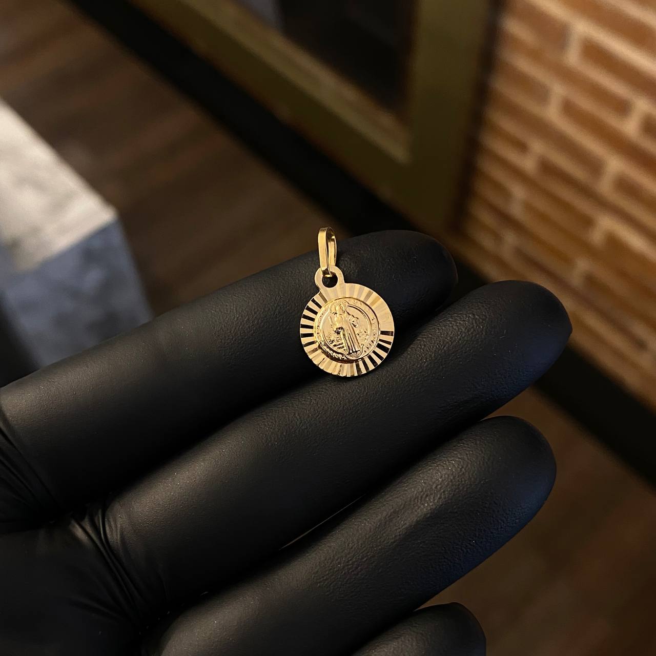 Dije San Benito 1.55gr / 2cm Diamantado Oro Amarillo