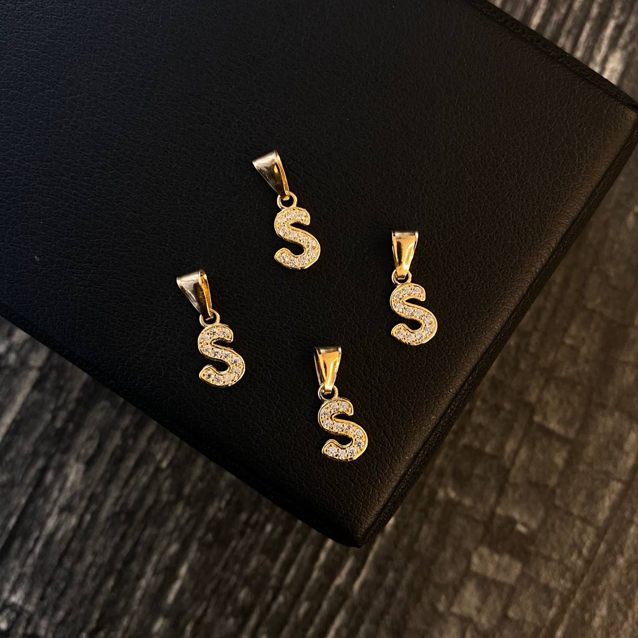 Dije Letra S 0.3gr / 1.3cm Circones Blancos Oro Amarillo