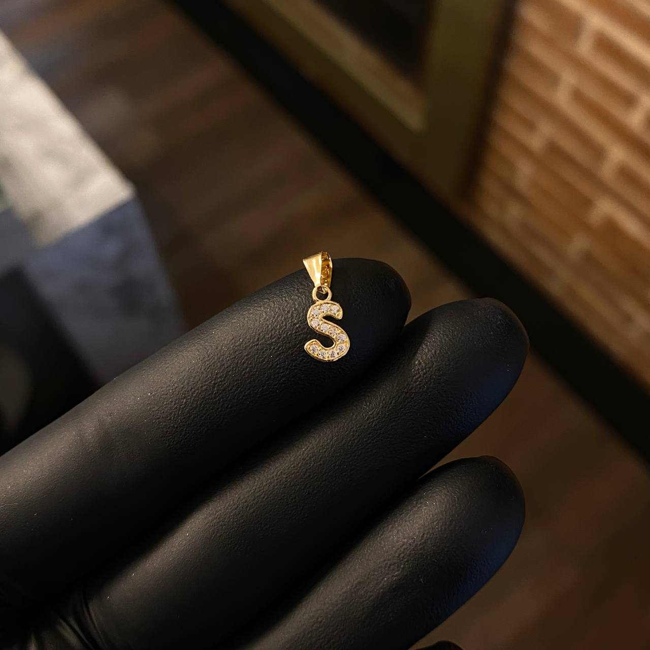 Dije Letra S 0.3gr / 1.3cm Circones Blancos Oro Amarillo