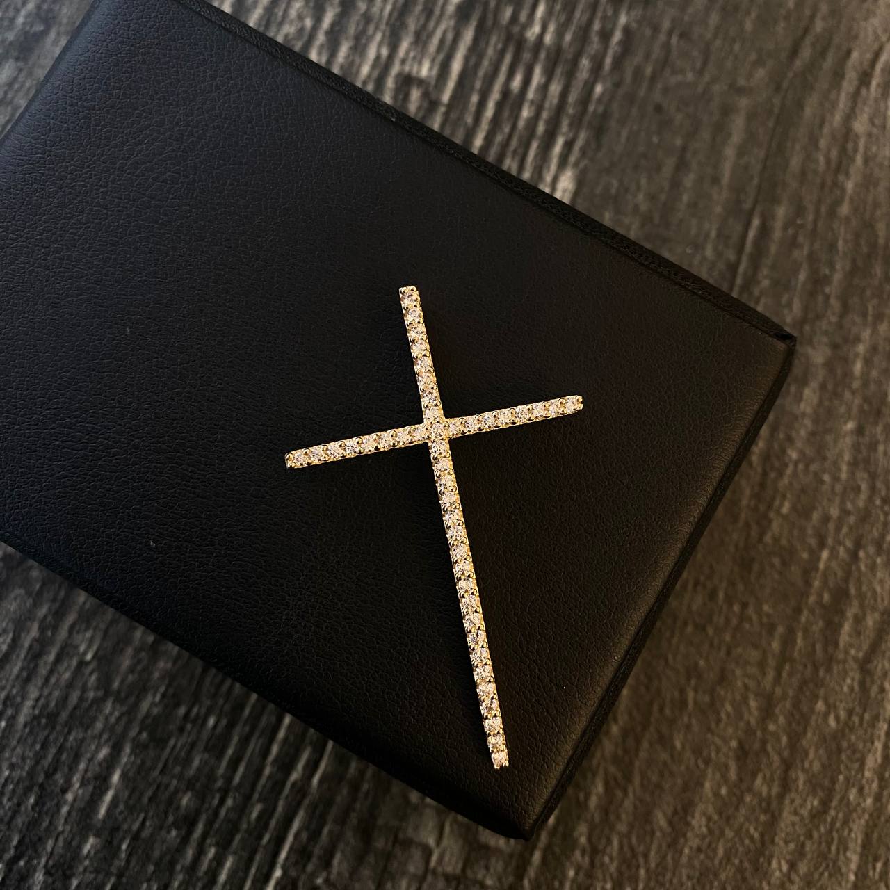 Dije Cruz 3.15gr / 4.9cm Circones Blancos Oro Amarillo (Oferta)