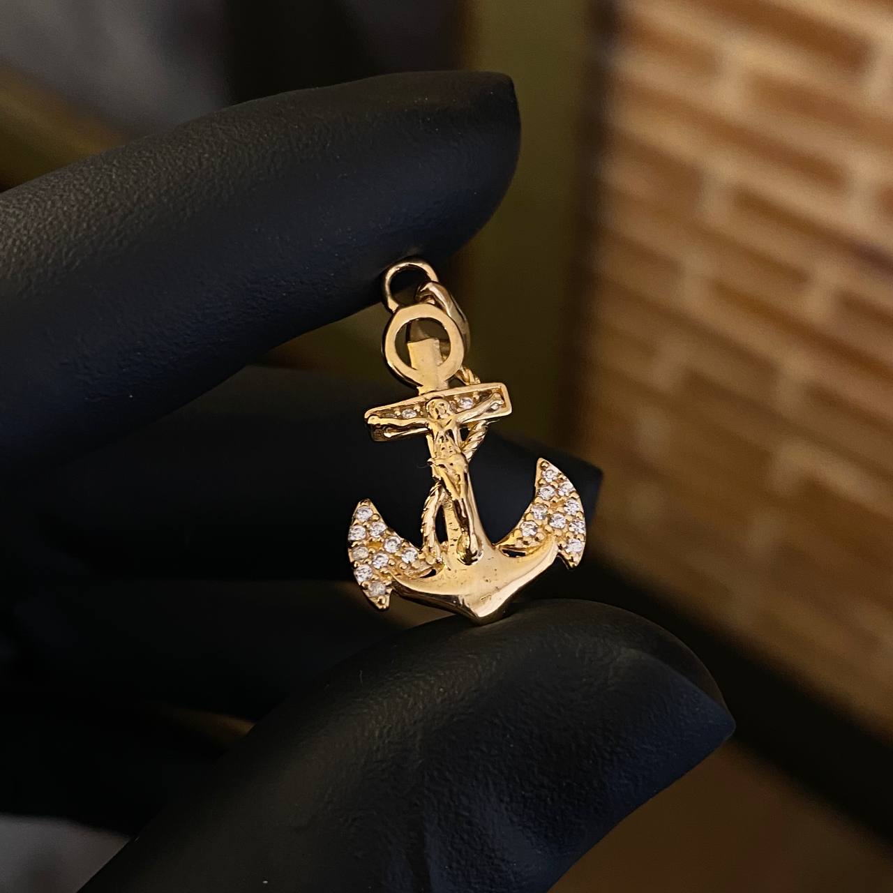 Dije Ancla Cristo 1.97gr / 2.8cm Circones Blancos Oro Amarillo