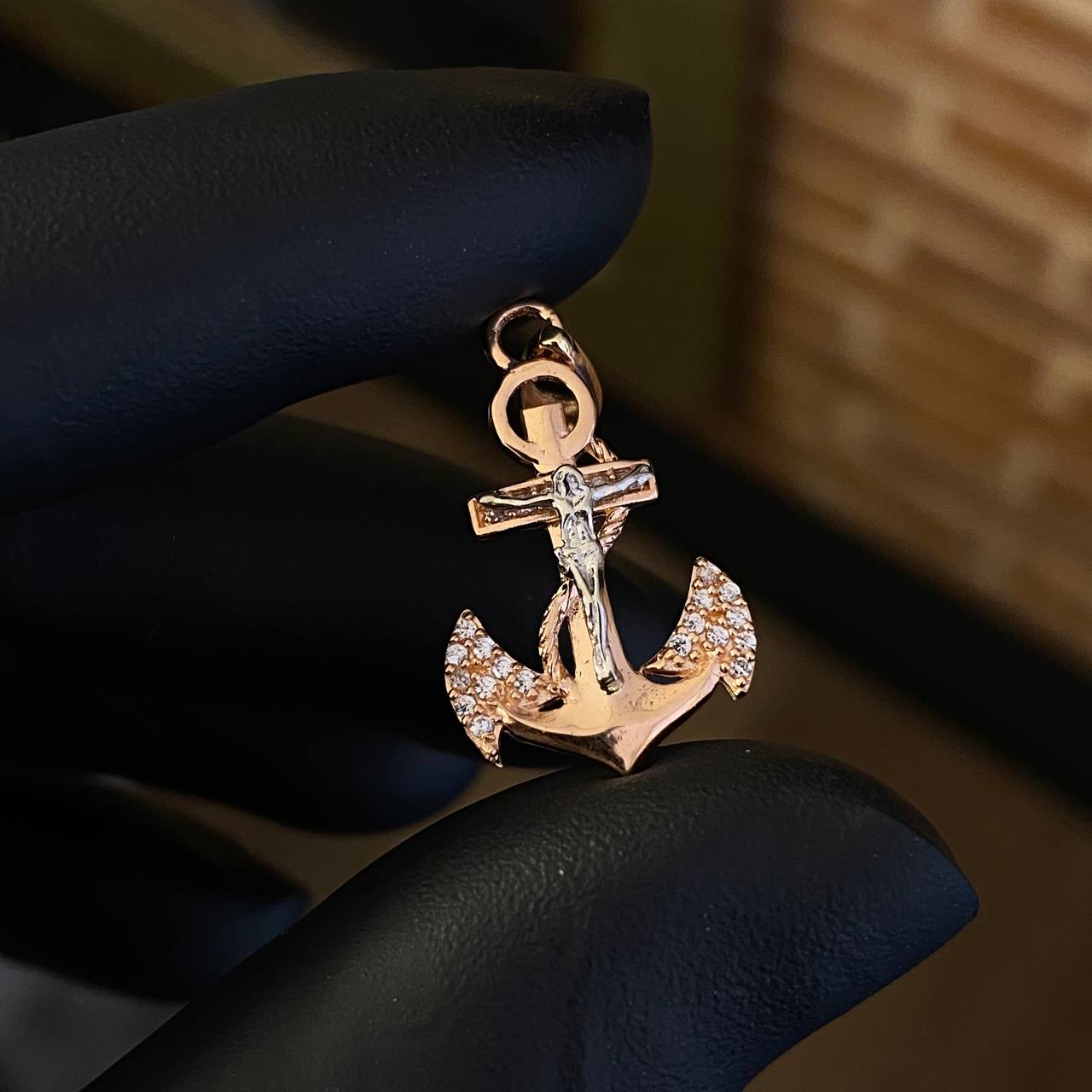 Dije Ancla Cristo 2gr / 2.8cm Circones Blancos Dos Oros Rosa Blanco