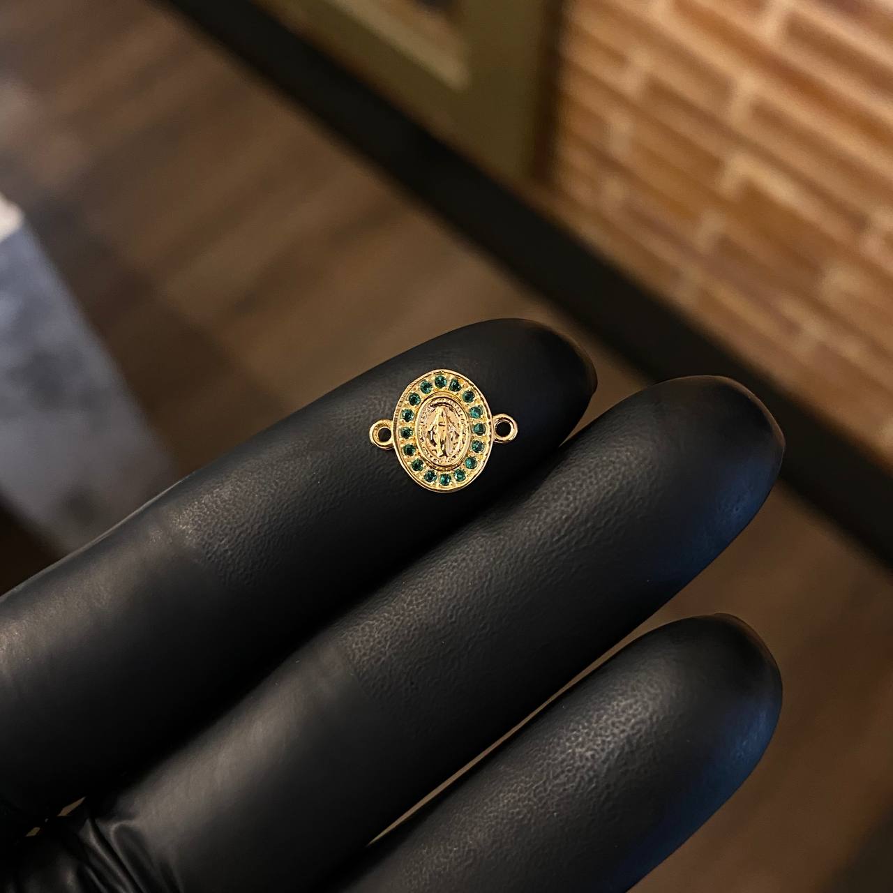 Herraje Virgen Milagrosa 0.65gr / 1.3cm Circones Verdes Oro Amarillo