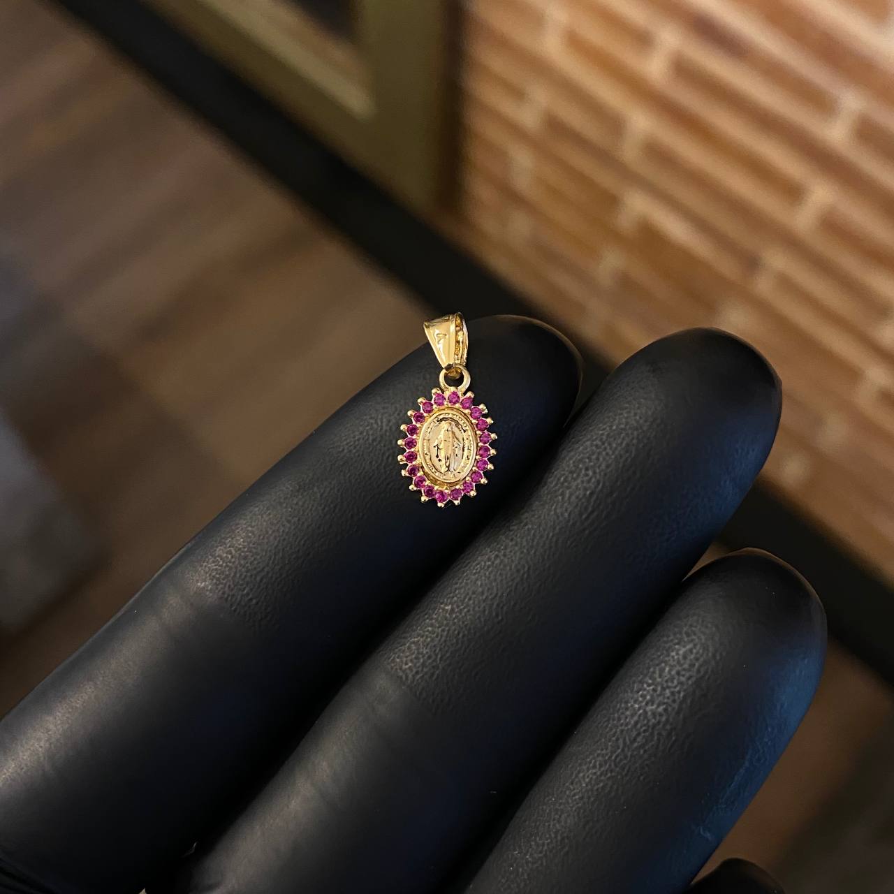 Dije Virgen Milagrosa 0.6gr / 1.5cm Circones Fuscias Oro Amarillo