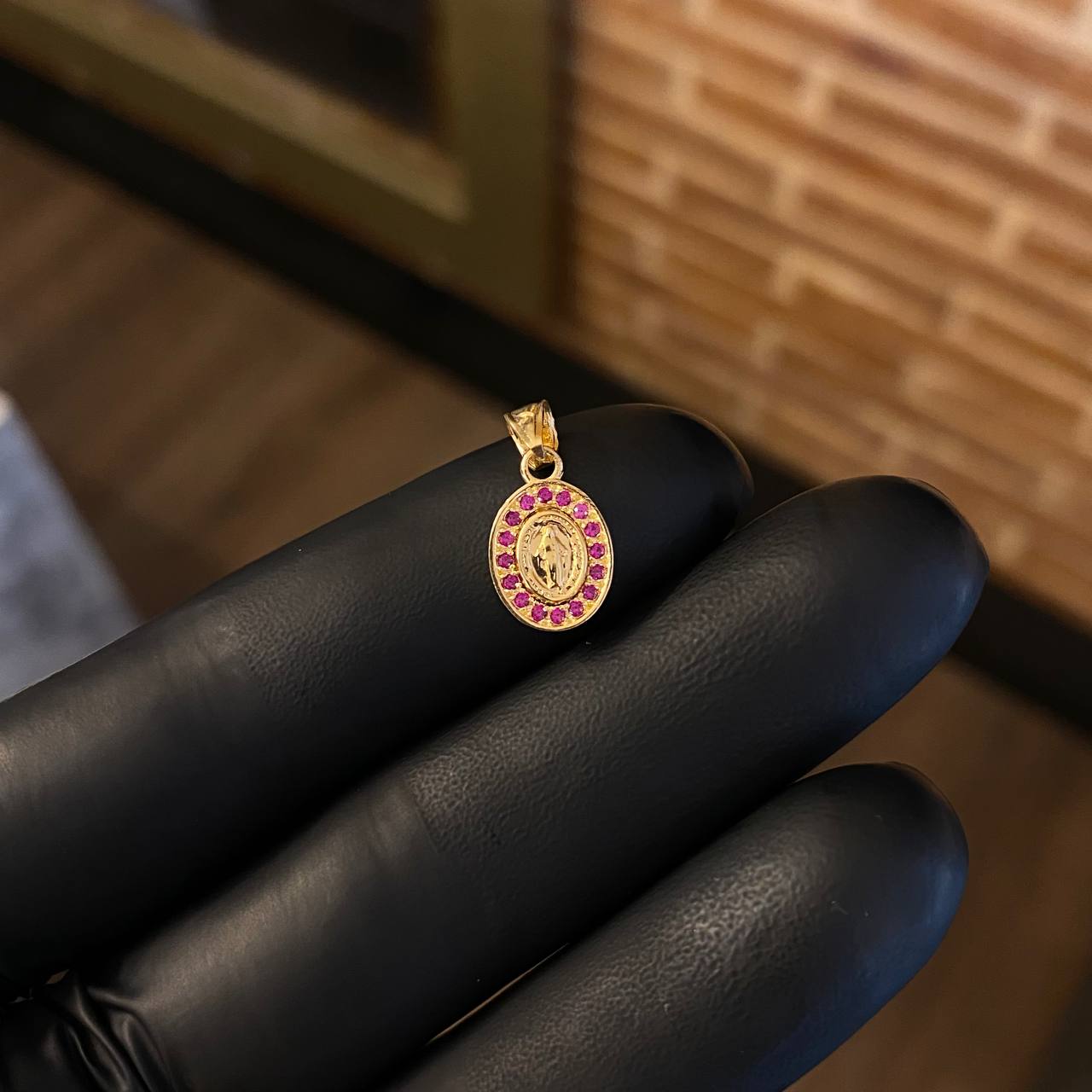 Dije Virgen Milagrosa 0.7gr / 1.5cm Circones Fucsias Oro Amarillo