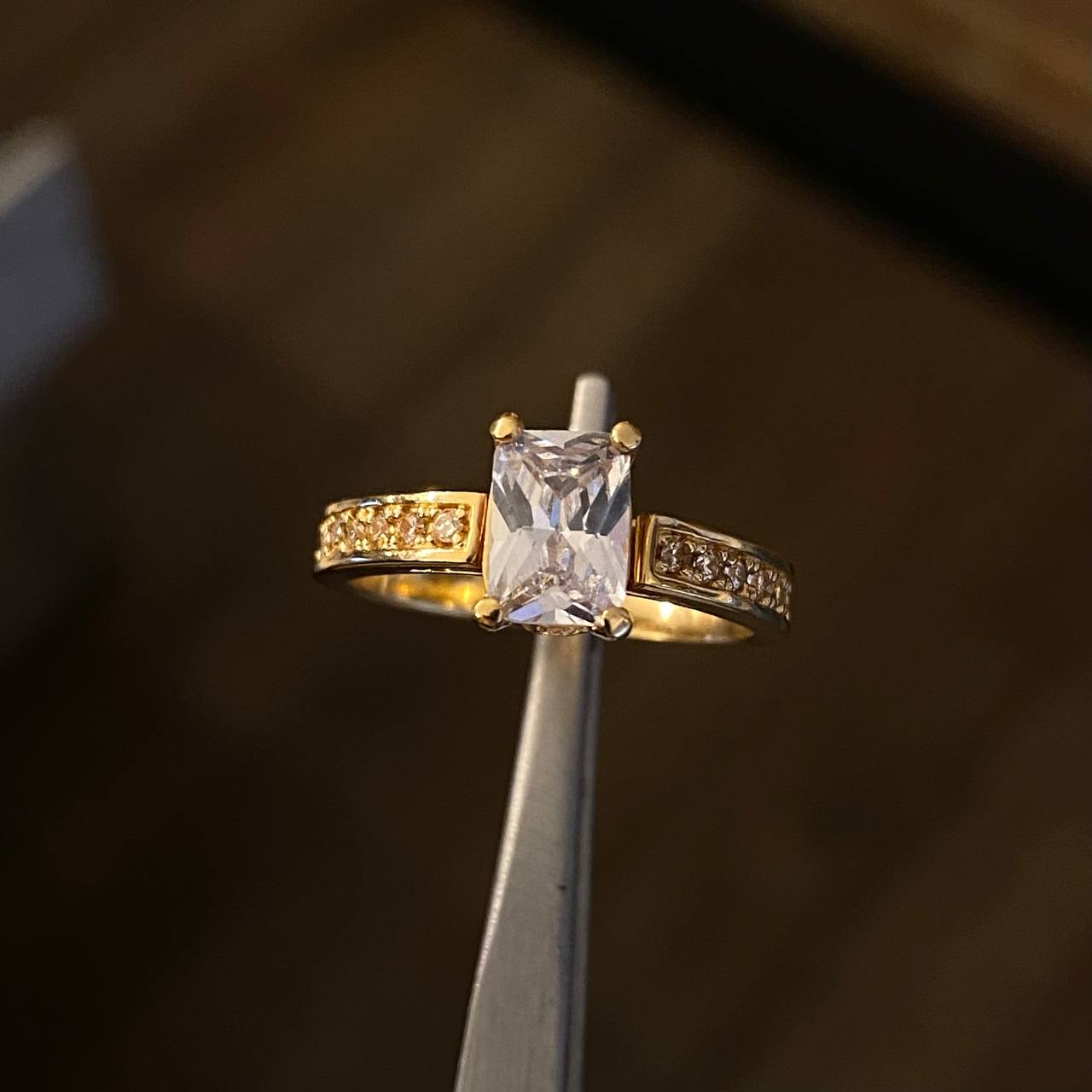 Solitario Rectangular 4.65gr T6 1/4 Anillo Circones Blancos Oro Amarillo