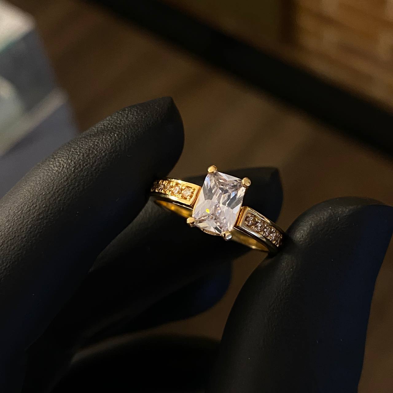 Solitario Rectangular 4.65gr T6 1/4 Anillo Circones Blancos Oro Amarillo