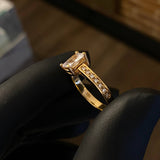 Solitario Rectangular 4.65gr T6 1/4 Anillo Circones Blancos Oro Amarillo