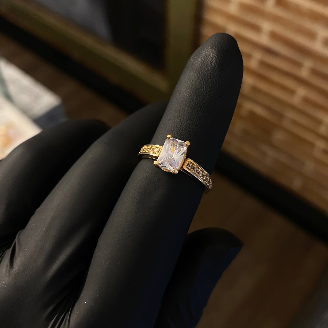 Solitario Rectangular 4.65gr T6 1/4 Anillo Circones Blancos Oro Amarillo