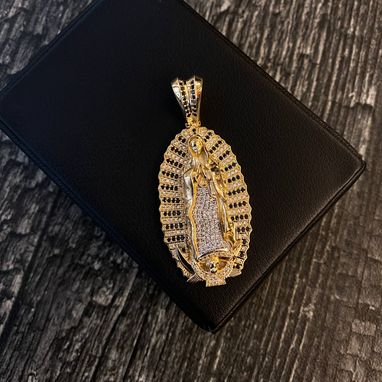 Dije Virgen de Guadalupe 18gr / 5.5cm Circones Blancos Negros Dos Oros Amarillo Blanco
