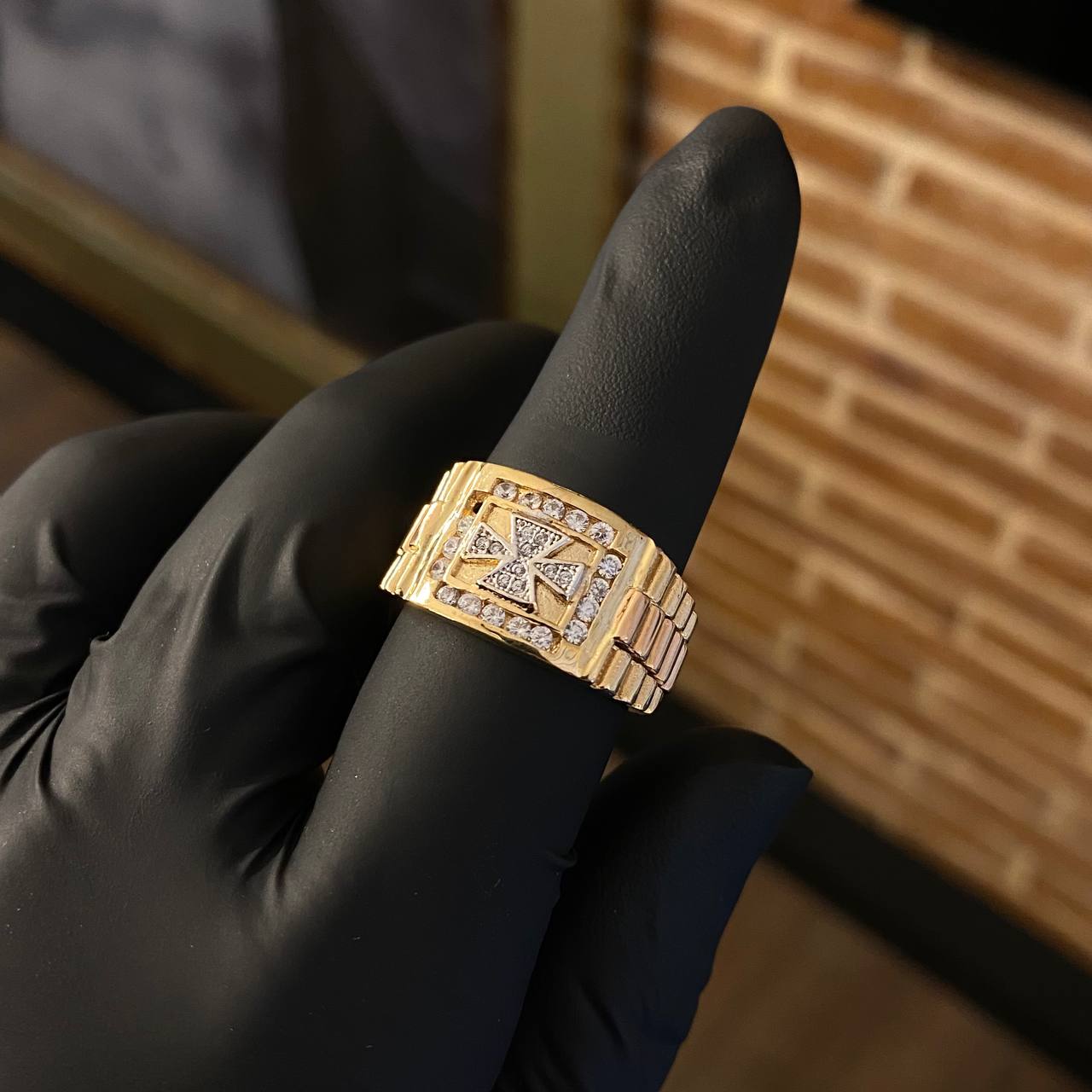 Anillo Cruz Pate 8.95gr / T9 1/2 Circones Blancos Tres Oros