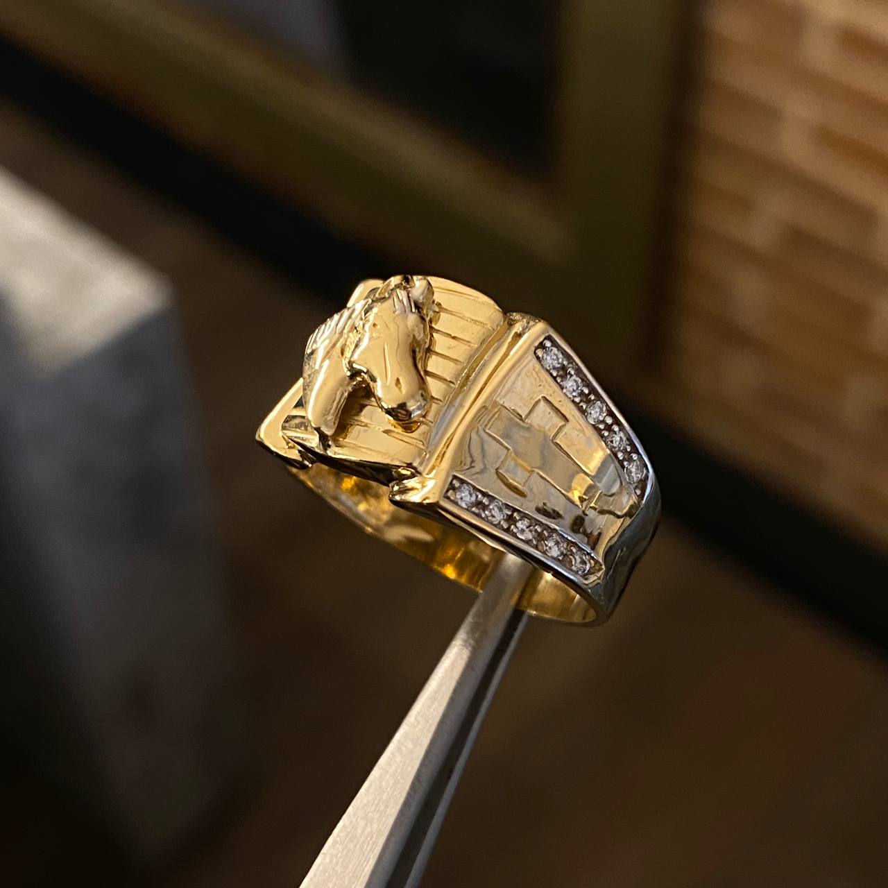 Anillo Caballo Cruz 8.9gr T10 Circones Blancos Dos Oros Blanco Amarillo