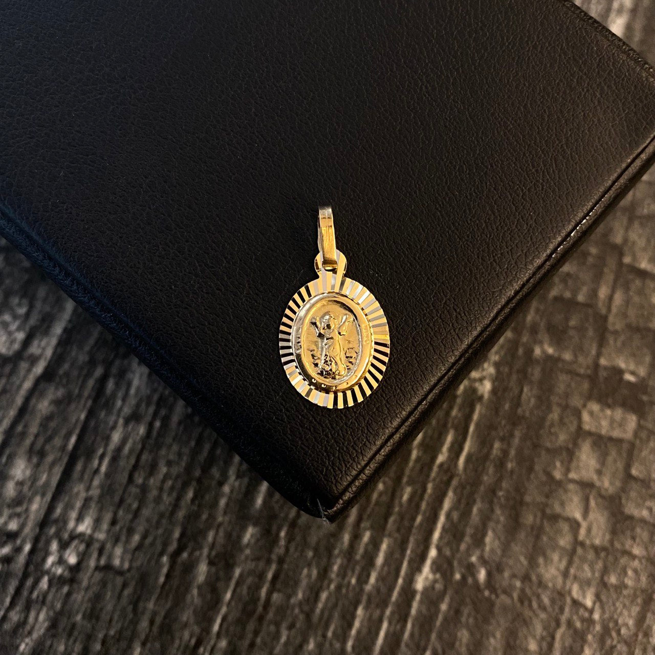 Dije Divino Niño 1.3gr / 2.1cm Diamantado Oro Amarillo