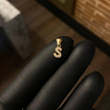 Dije Letra S 0.3gr / 1.4cm Circones Blancos Oro Amarillo