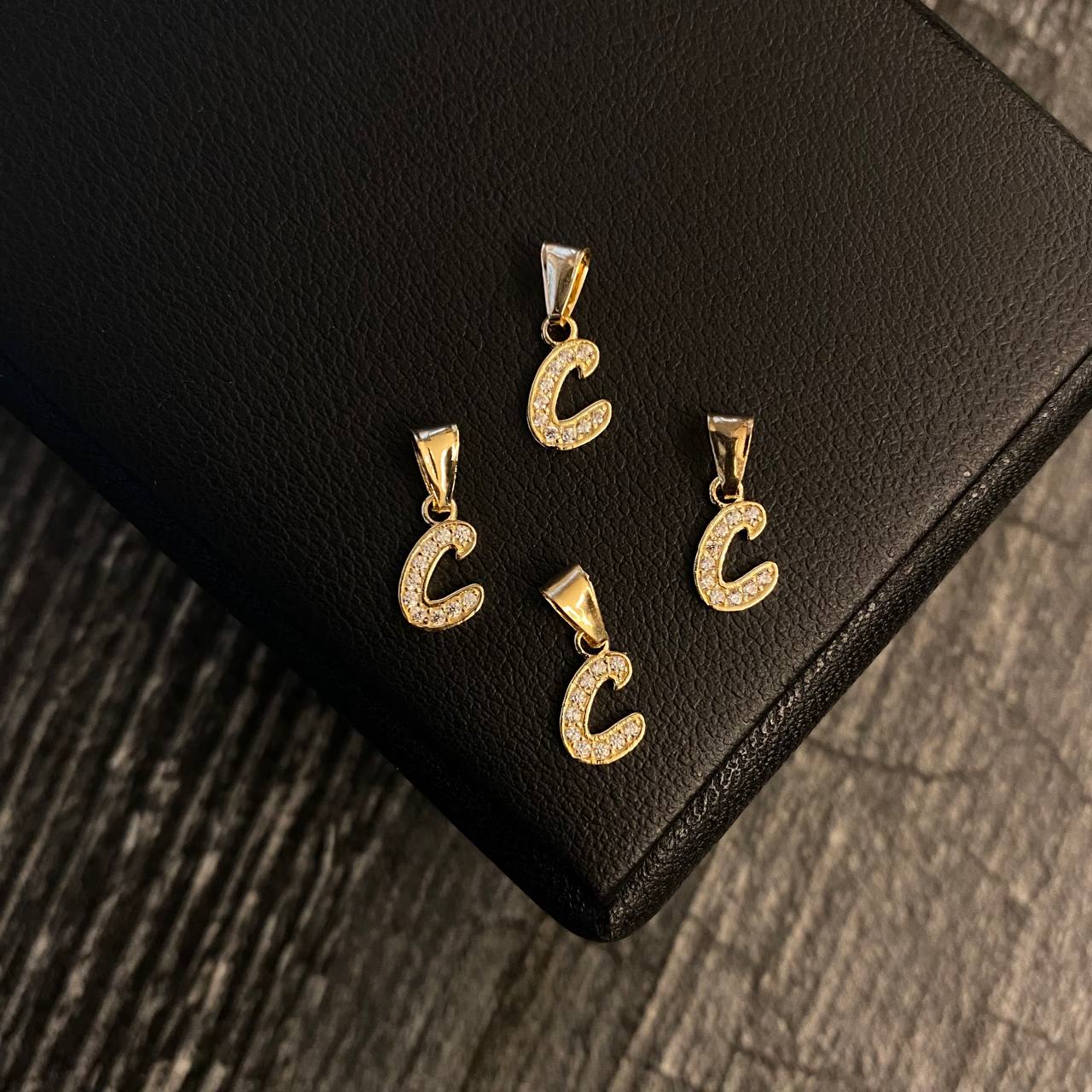 Dije Letra C 0.3gr / 1.3cm Circones Blancos Oro Amarillo