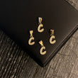 Dije Letra C 0.3gr / 1.3cm Circones Blancos Oro Amarillo