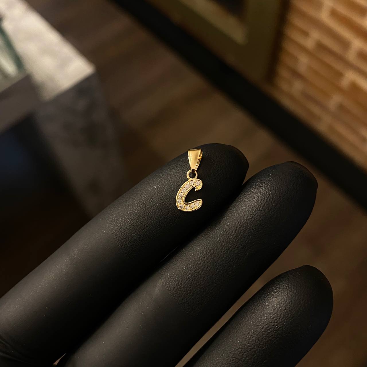 Dije Letra C 0.3gr / 1.3cm Circones Blancos Oro Amarillo
