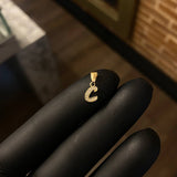 Dije Letra C 0.3gr / 1.3cm Circones Blancos Oro Amarillo
