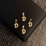 Dije Letra D 0.4gr / 1.3cm Circones Blancos Oro Amarillo