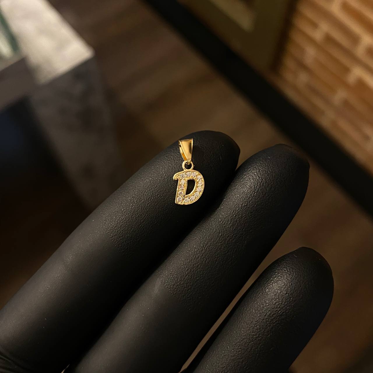 Dije Letra D 0.4gr / 1.3cm Circones Blancos Oro Amarillo
