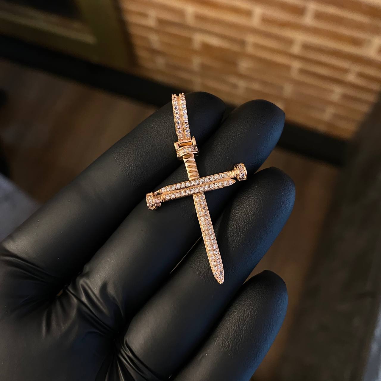 Dije Cruz Clavo 3.7gr / 4.6cm Circones Blancos Oro Rosa