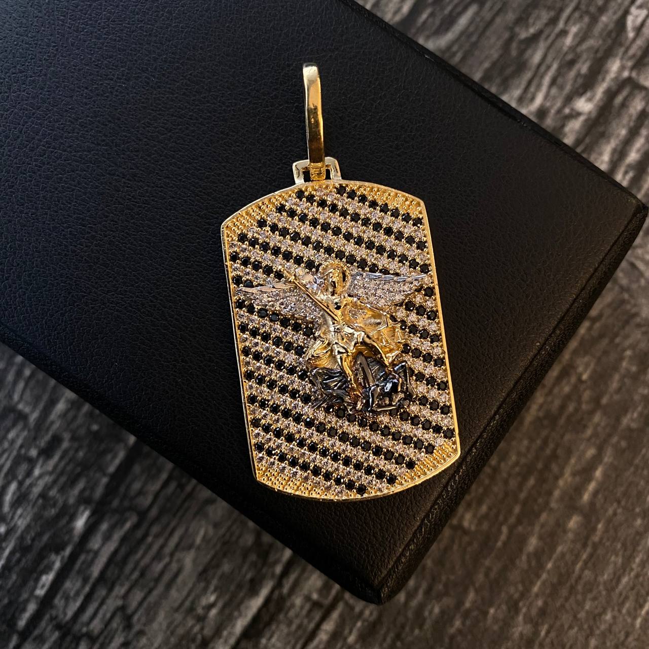 Dije Placa San Miguel Arcángel 13.65gr / 5.3cm Circones Blancos Negros Oro Rosa*