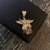 Dije San Miguel Arcángel 8.95gr / 3.8cm Circones Blancos Oro Amarillo*