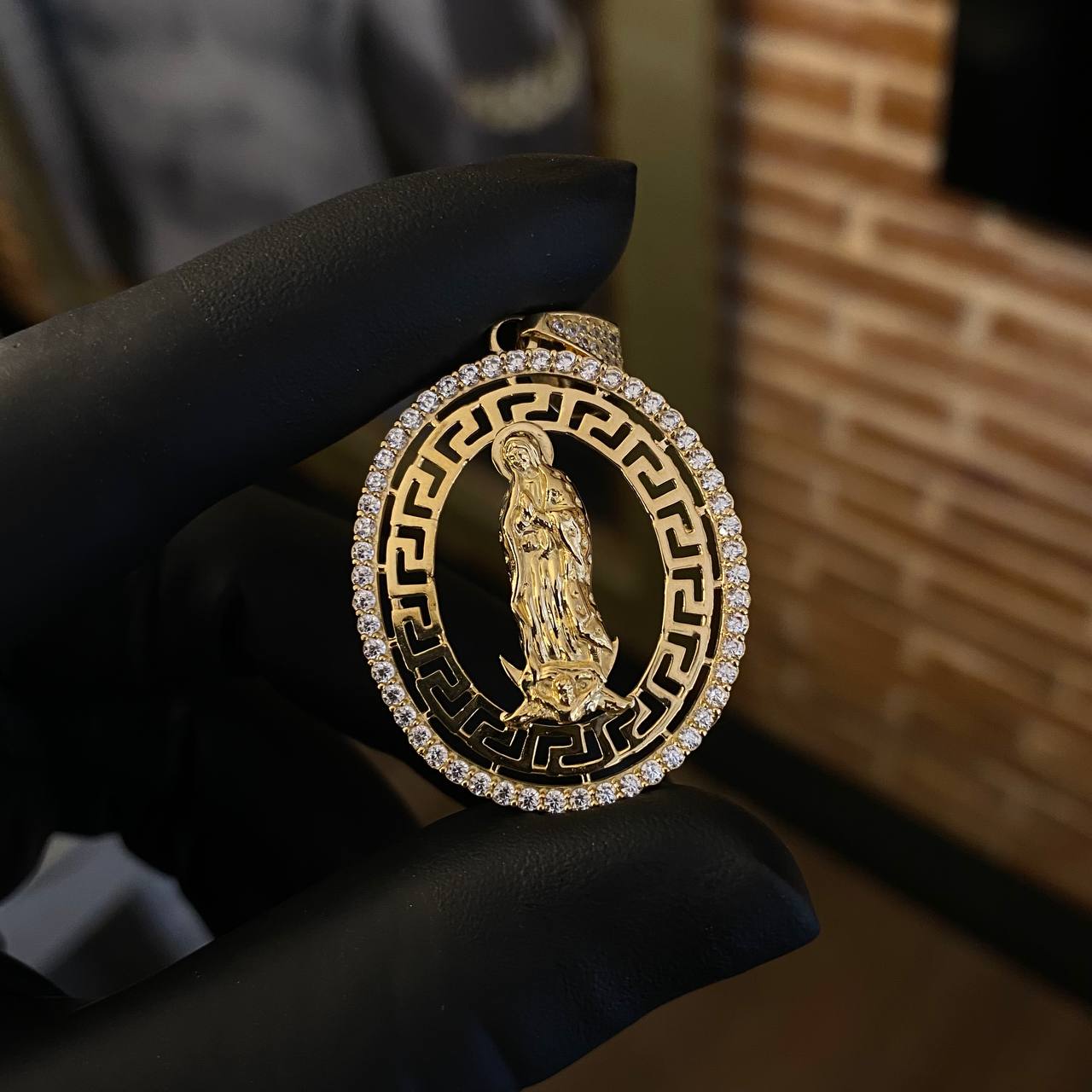 Dije Virgen de Guadalupe Tribal 7.8gr / 4.3cm Circones Blancos Oro Amarillo*