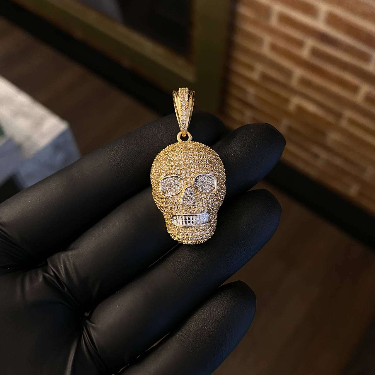 Dije Calavera 7.95gr / 3.8cm Circones Blancos Dos Oros Blanco Amarillo