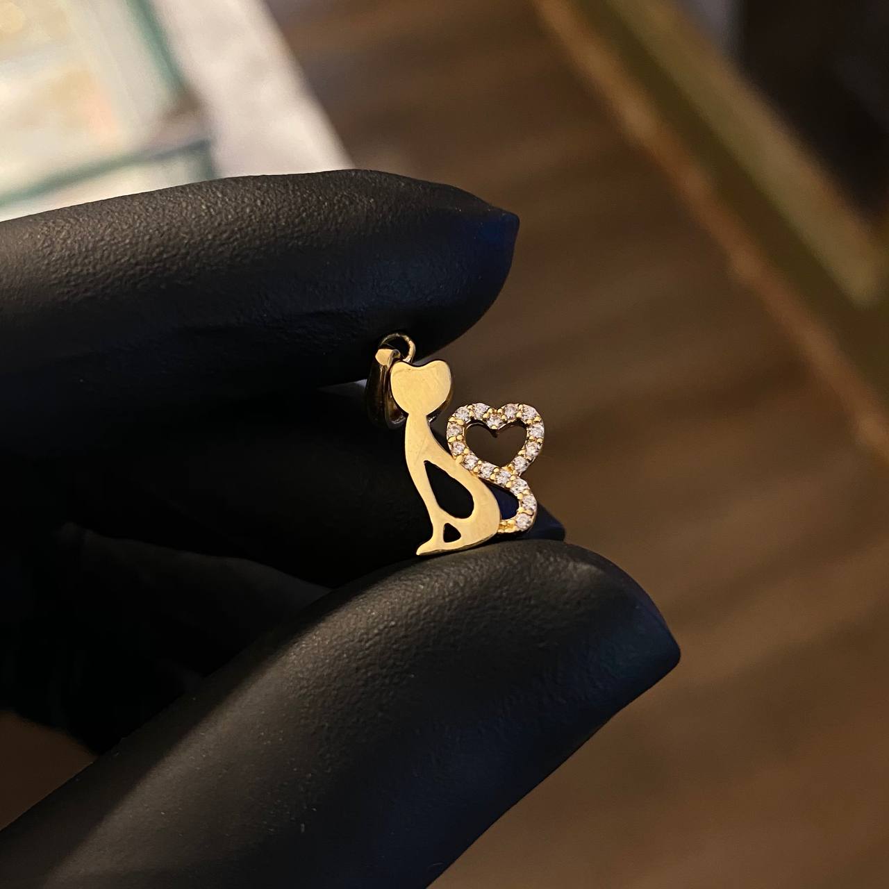 Dije Gato Cola Corazon 1.35gr/2.1cm Circones Blancos Oro Amarillo*