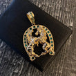 Dije Herradura Caballos 22.2gr / 5.9cm Circones Verdes Oro Amarillo