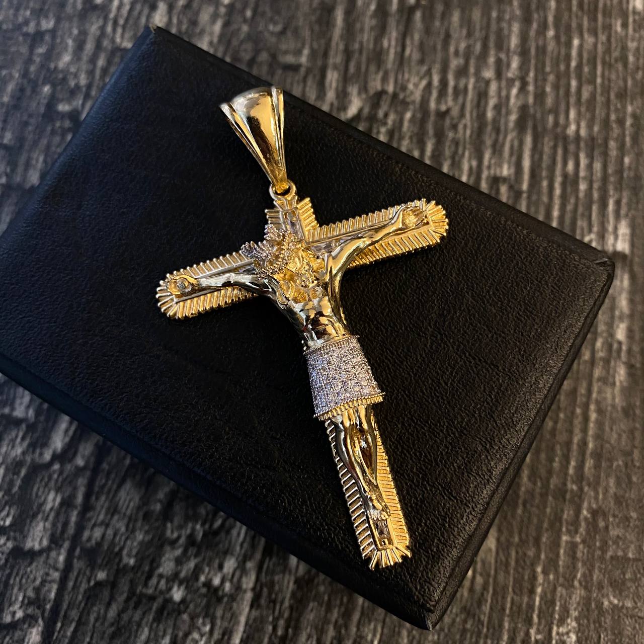 Dije Cristo Cruz  22.25gr / 7.5cm Señor de los Milagros Circones Blancos Dos Oros Amarillo Blanco*