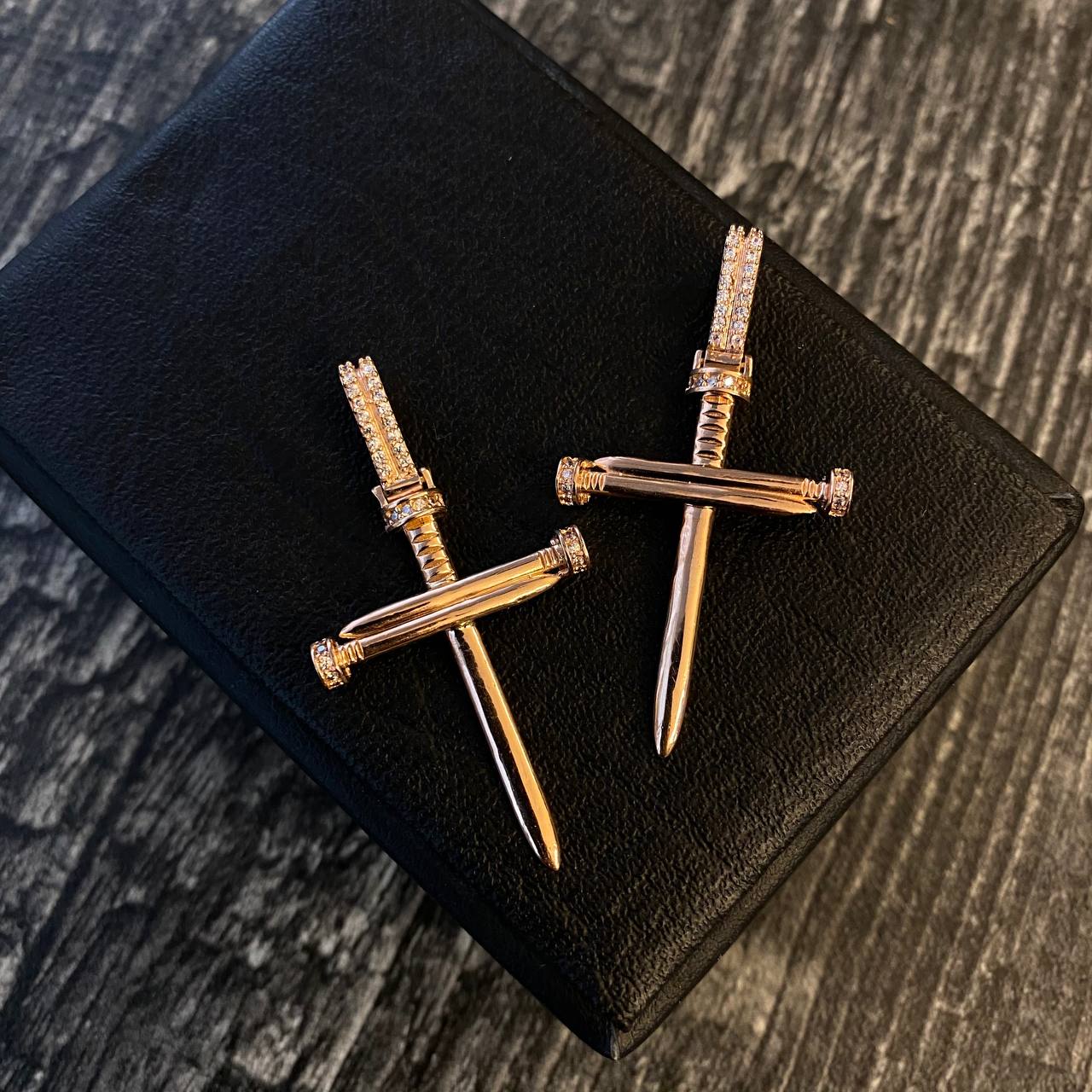 Dije Cruz Clavo 3.7gr / 4.6cm Circones Blancos Oro Rosa