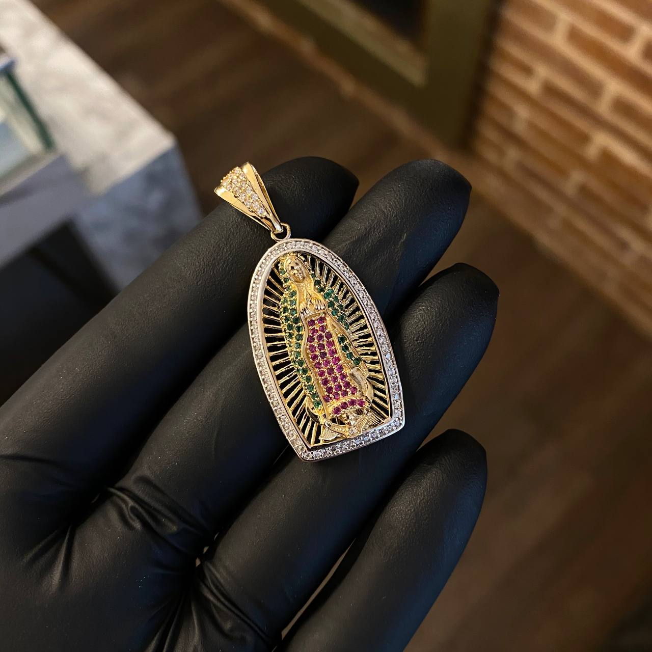 Dije Virgen de Guadalupe 7.8gr / 4.4cm Circones Blancos Verdes Fucsias Dos Oros Amarillo Blanco