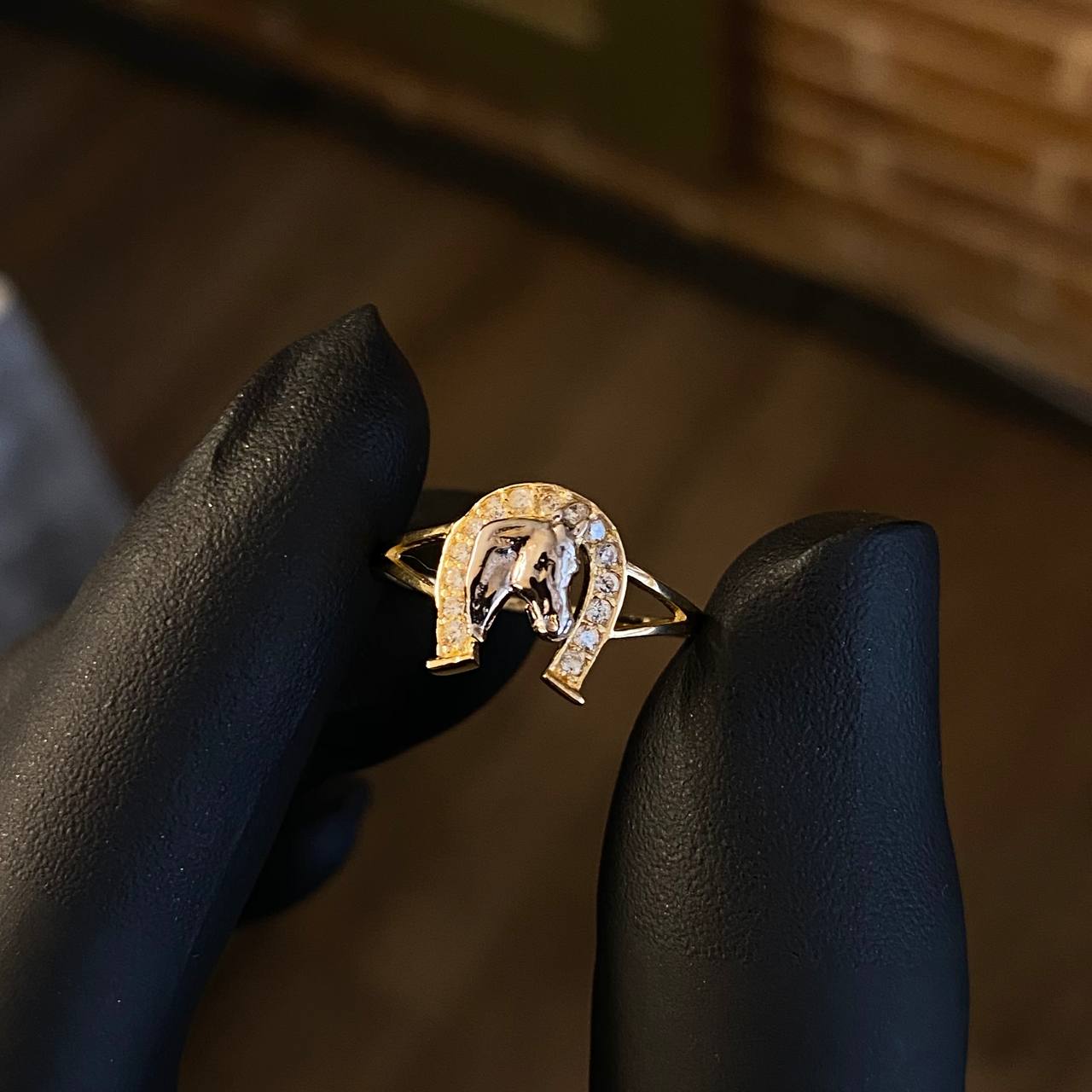 Anillo Herradura Caballo 1.6gr T6 1/4 Circones Blancos Dos Oros Amarillo Blanco