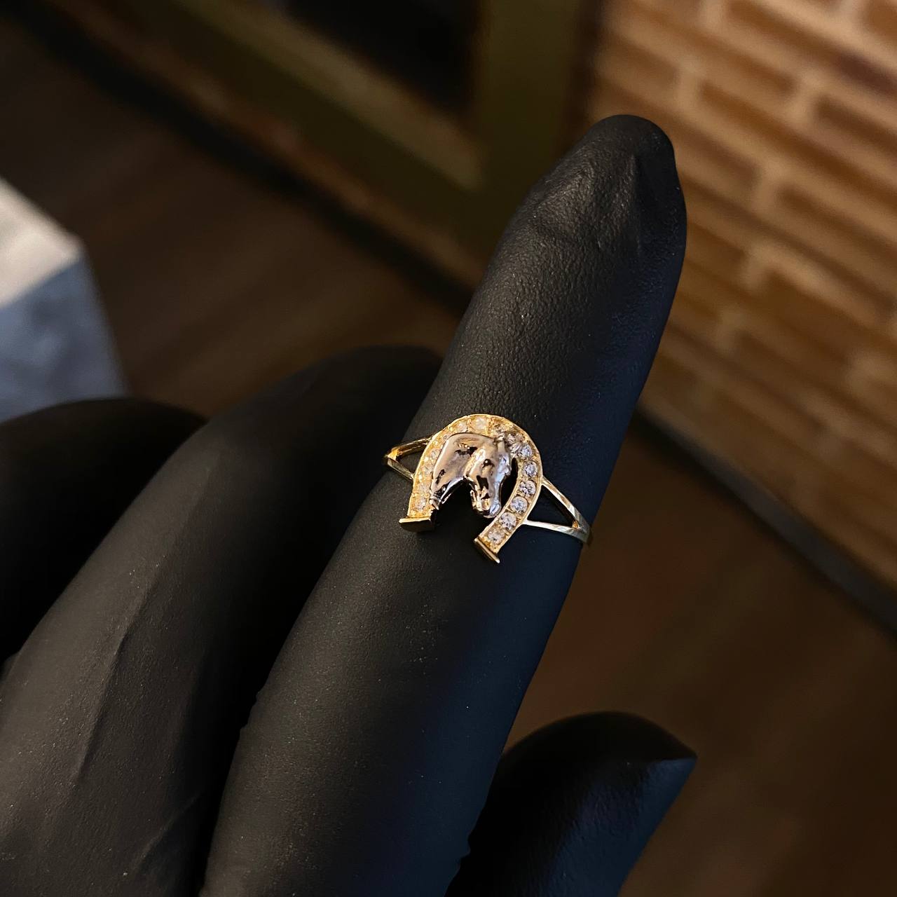 Anillo Herradura Caballo T6 1/4 Circones Blancos Dos Oros