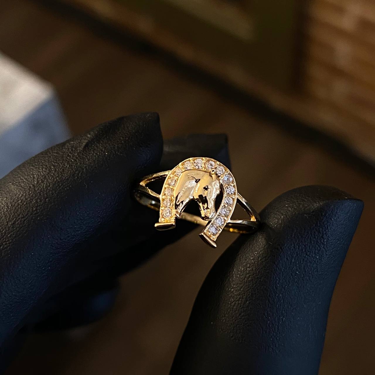 Anillo Herradura Caballo 1.65gr T6 1/2 Circones Blancos Oro Amarillo