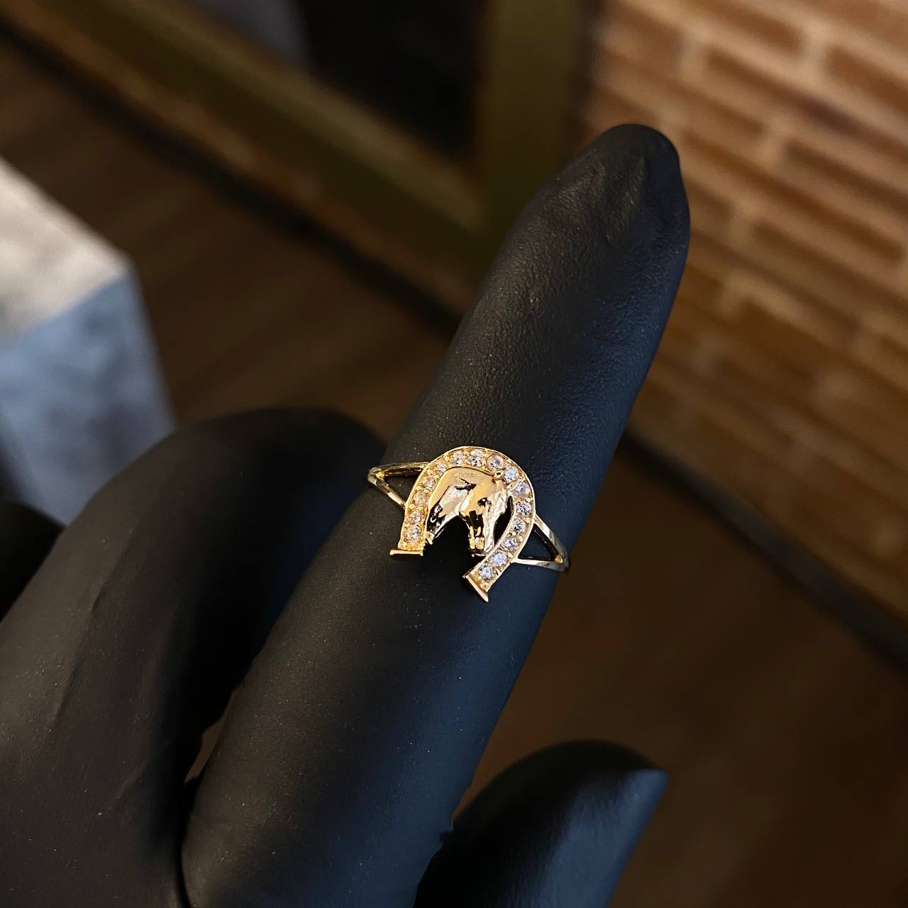 Anillo Herradura Caballo 1.65gr T6 1/2 Circones Blancos Oro Amarillo