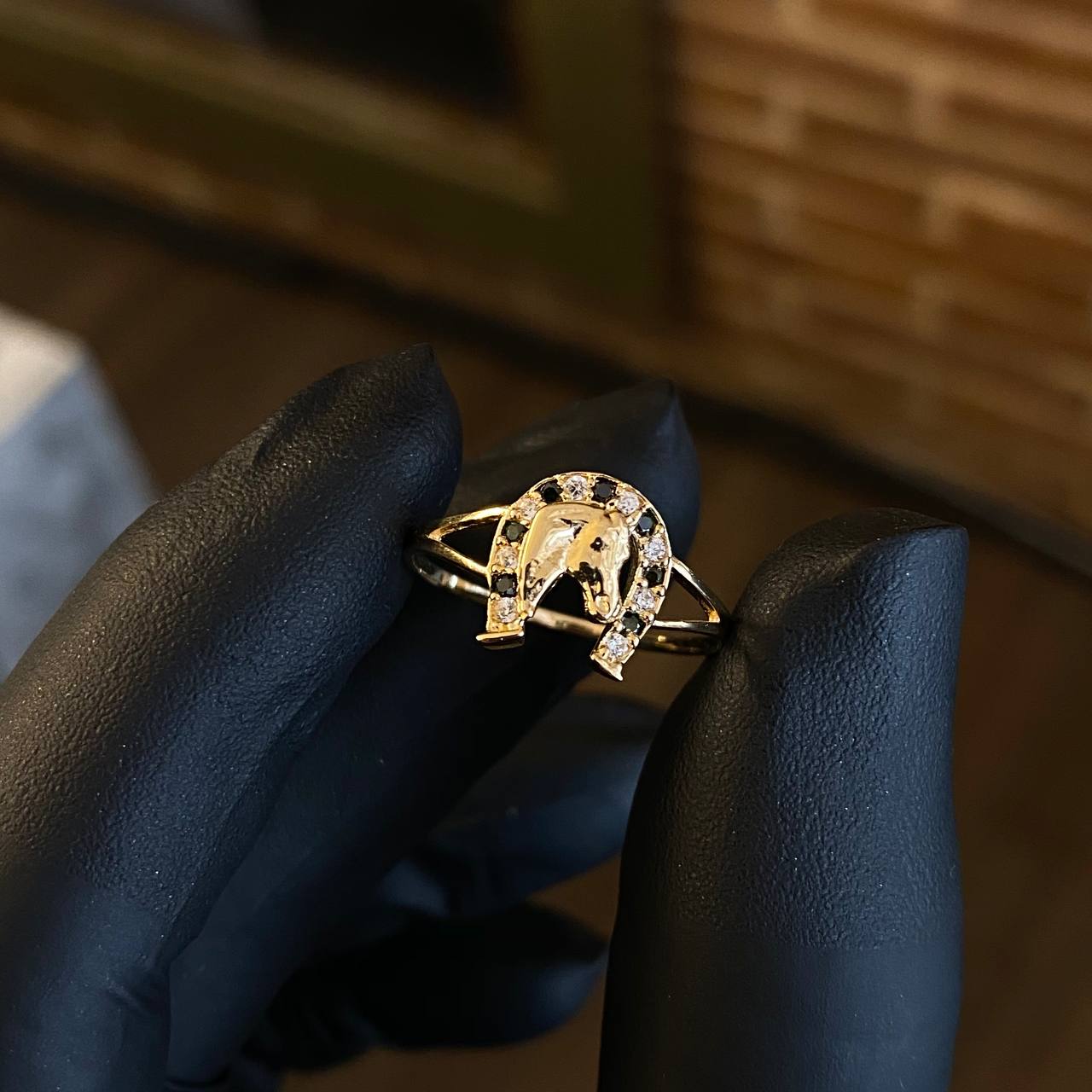 Anillo Herradura Caballo 1.55gr T7 3/4 Circones Blancos Verdes Oro Amarillo