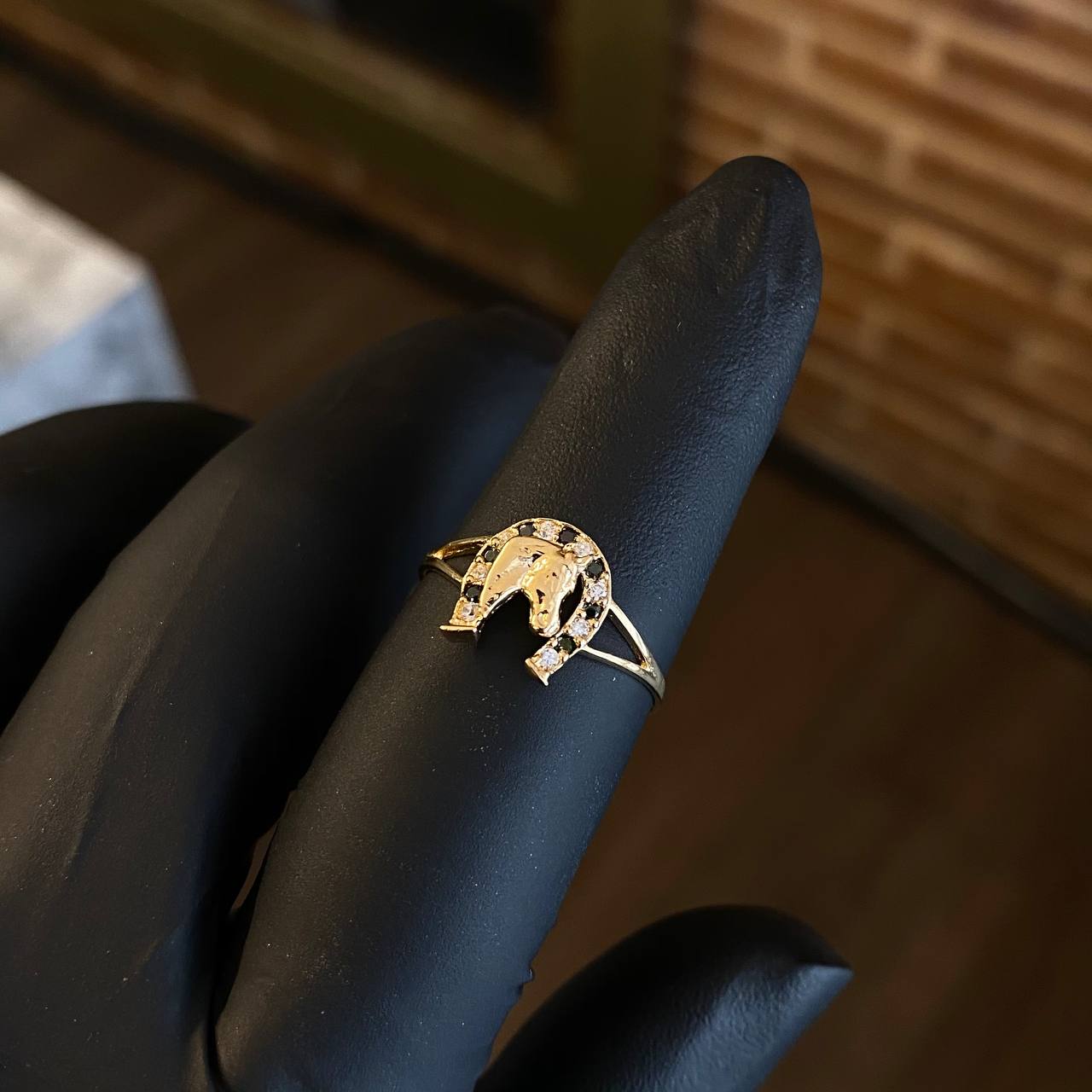 Anillo Herradura Caballo 1.55gr T7 3/4 Circones Blancos Verdes Oro Amarillo