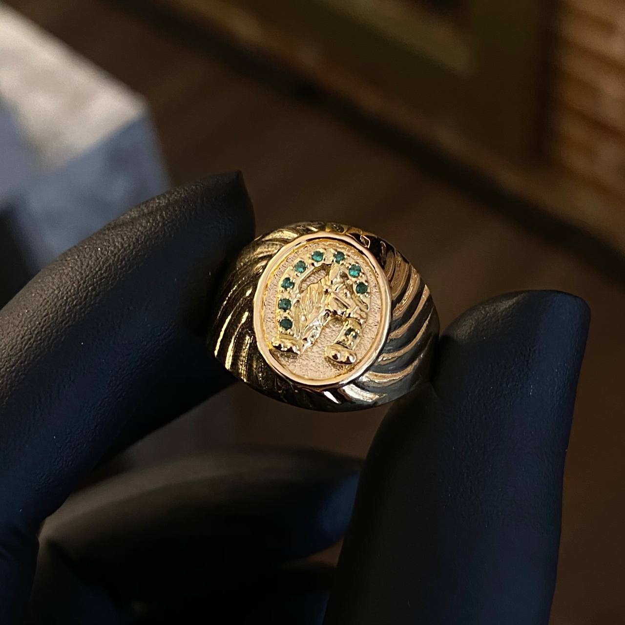 Anillo Caballo Herradura 4gr T10 1/4 Circones Verdes Oro Amarillo