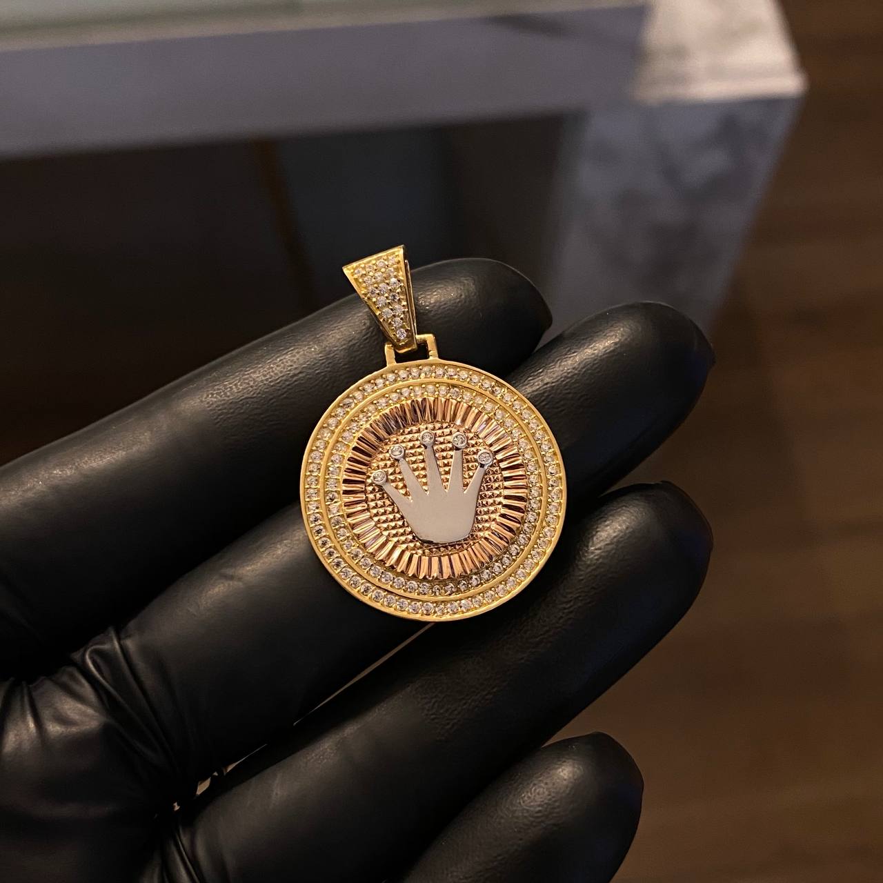 Dije Corona RX 6.7gr / 3.6cm Medalla Circones Blancos Tres Oros