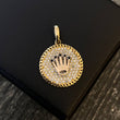 Dije Corona Medalla RX 3.45gr / 2.8cm Circones Blancos Negros Dos Oros Amarillo Blanco