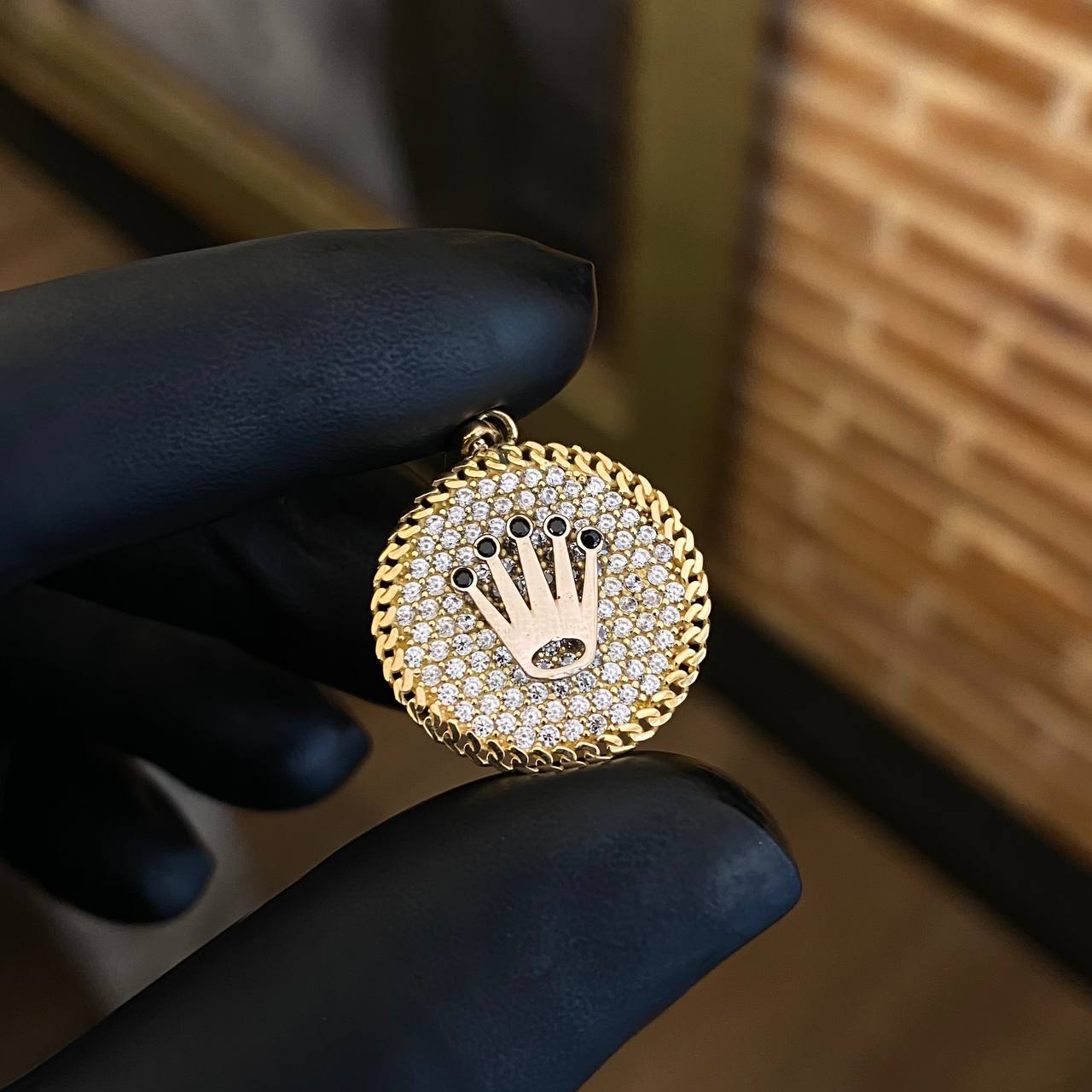 Dije Corona Medalla RX 3.45gr / 2.8cm Circones Blancos Negros Dos Oros Amarillo Blanco