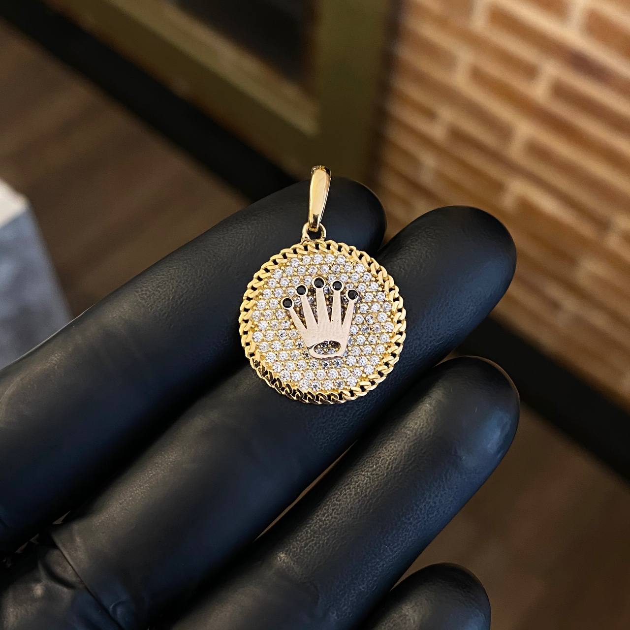 Dije Corona Medalla RX 3.45gr / 2.8cm Circones Blancos Negros Dos Oros Amarillo Blanco