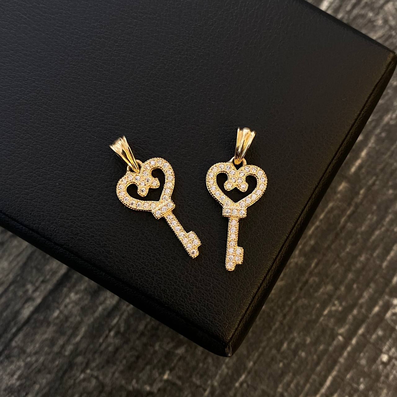 Dije Llave 1.4gr / 2.4cm Circones Blancos Oro Amarillo