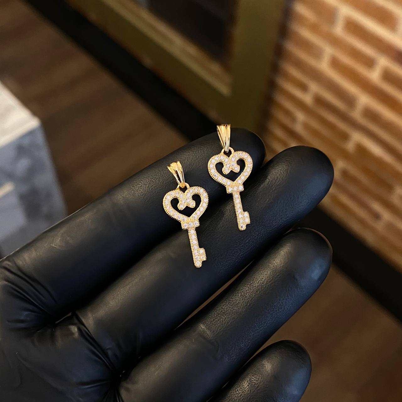 Dije Llave 1.4gr / 2.4cm Circones Blancos Oro Amarillo