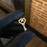 Dije Llave 1.4gr / 2.4cm Circones Blancos Oro Amarillo