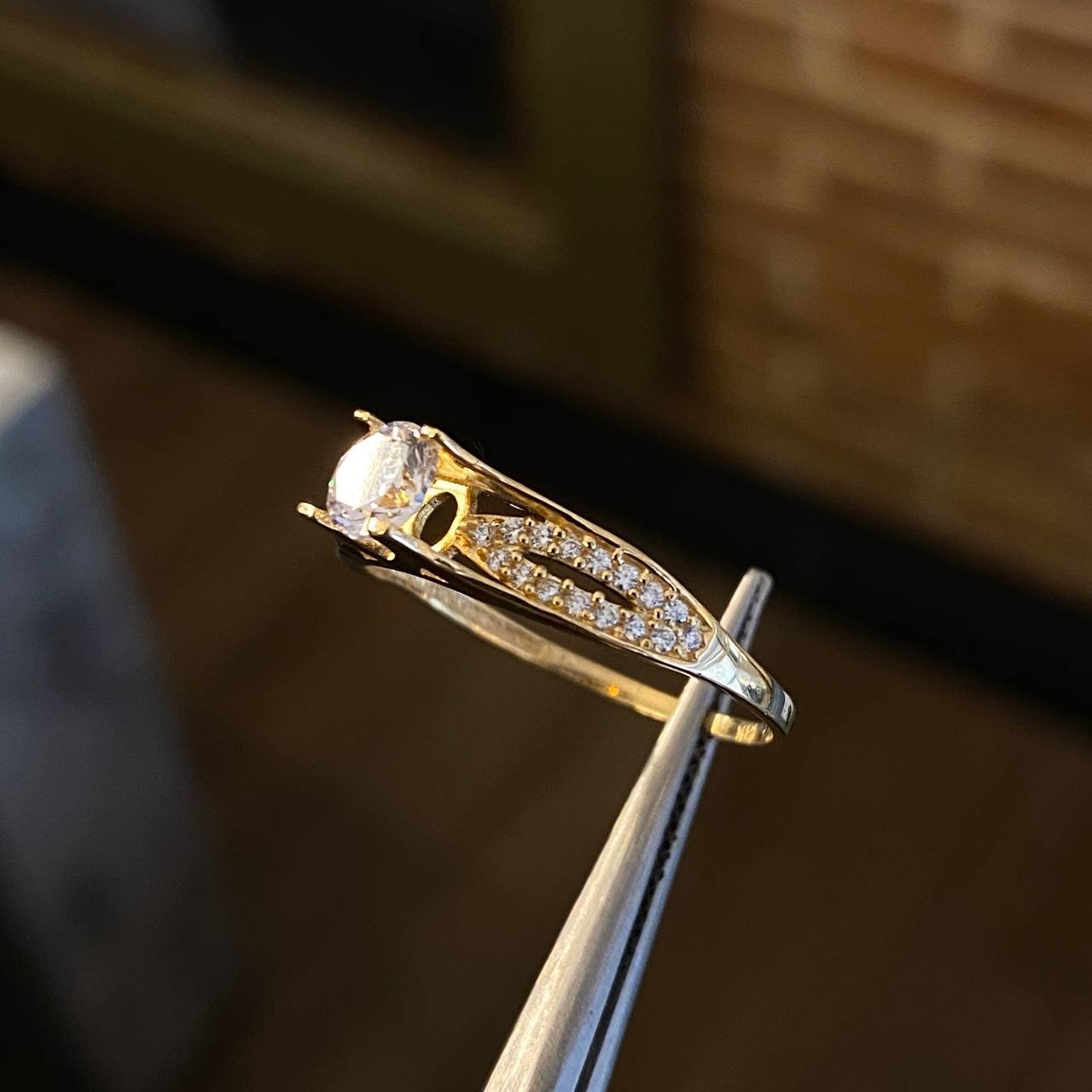 Solitario  2.0gr / T7 3/4 Anillo Circones Blancos Oro Amarillo