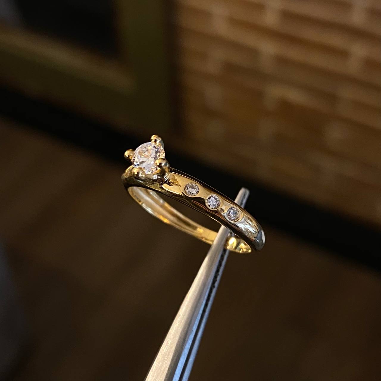 Solitario 2.7gr / T7 1/2 Anillo Circones Blancos Oro Amarillo